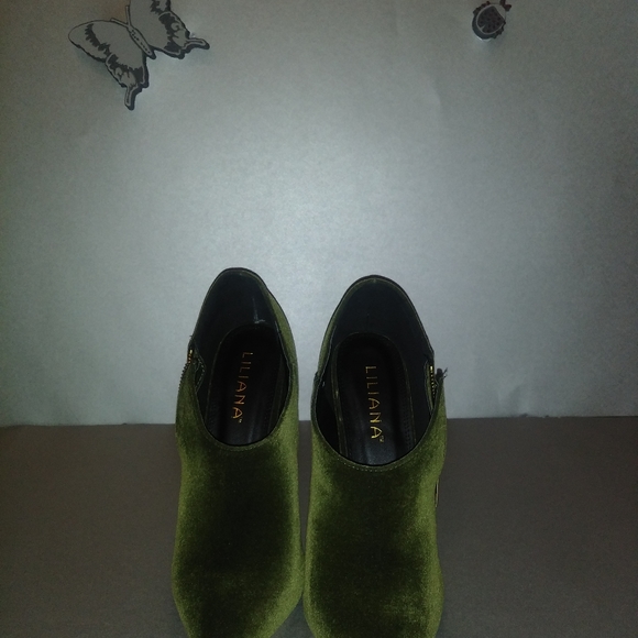 Shoes - Picture 1 of 3